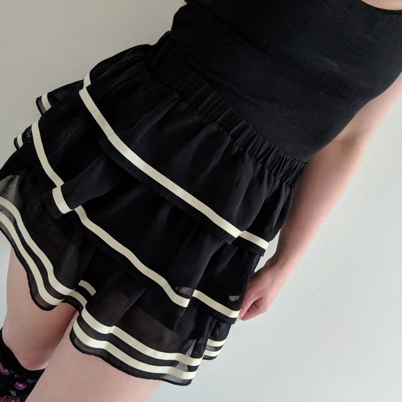 Classy Short Black Ruffle Skirt - Picture 4 of 4